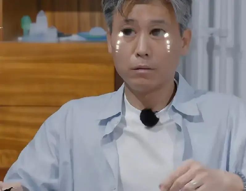 52岁原本该是端着保温杯泡枸杞的年纪，偏偏有位实力派老戏骨在节目里拼得比二十出头的小鲜肉还要命

前两天看了刚播的《大哥小助理》，屏幕里的李乃文真让人觉得既滑稽又有些莫名心酸

印象里他一直是个扎在剧组安分守己拍戏的演员，谁能料到这老哥现在硬是凭着骨子里的幽默感，成了户外圈的常客

连着录《五哈》和