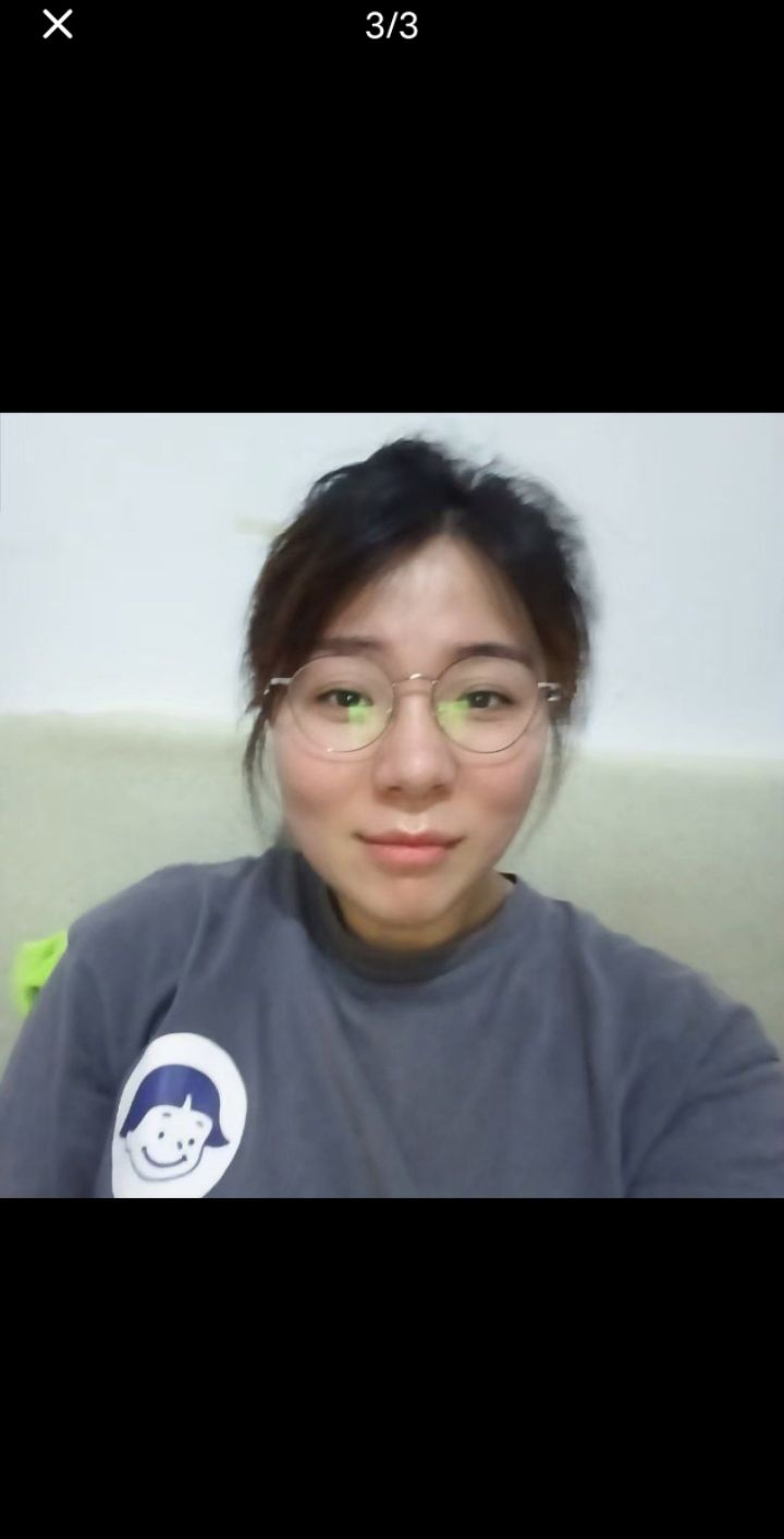 他出生在一个连名字都懒得起的贫苦农家，叫朱重八。十七岁那年，瘟疫夺走了他的父母和兄长，他连一块埋葬亲人的土地都没有。为了活命，他去皇觉寺当了和尚，可不到两个月，寺庙也断了粮，他只能捧着破碗，沿街乞讨。

三年流浪，他睡过荒野，啃过树皮，被人唾骂驱赶。可正是这些苦难，磨砺出他钢铁般的意志。二十五岁，他