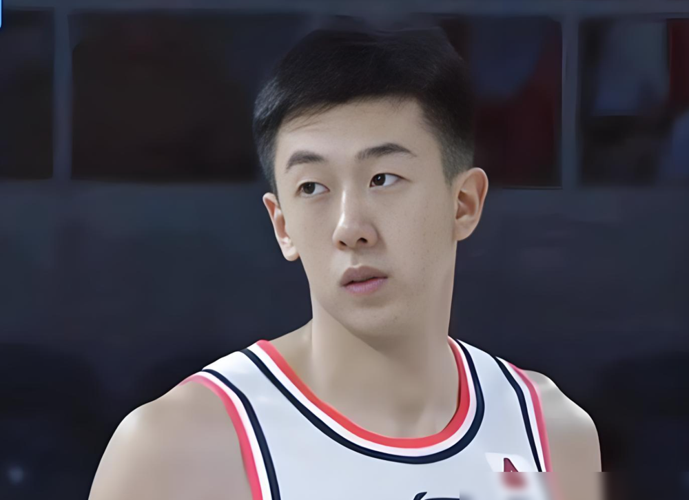 谁拿谁投，毫无防守！杜锋这话哪是说给记者听的？句句抽在队员脸上，广东队...