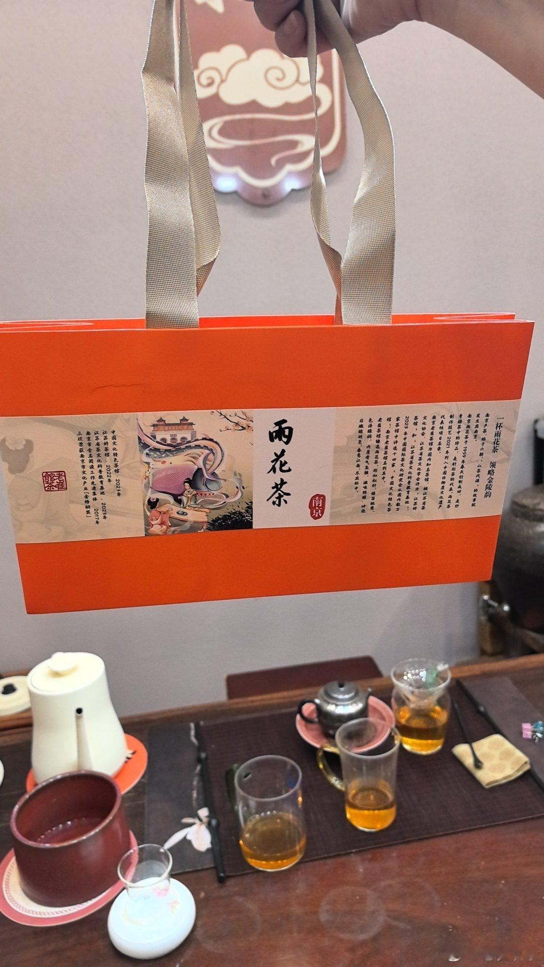 经常有客人要看老崔茶馆雨花茶的礼盒，今天早晨发出来，都是2罐装的礼盒，只是重量不一样。老崔茶馆  ​​​