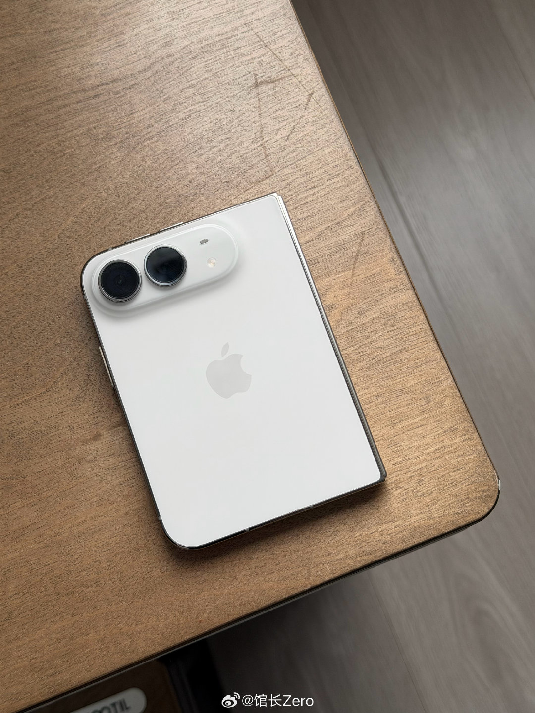 iPhone DUO 实拍 中轴不加任何logo最美了，你们说对吗？[doge] ​
