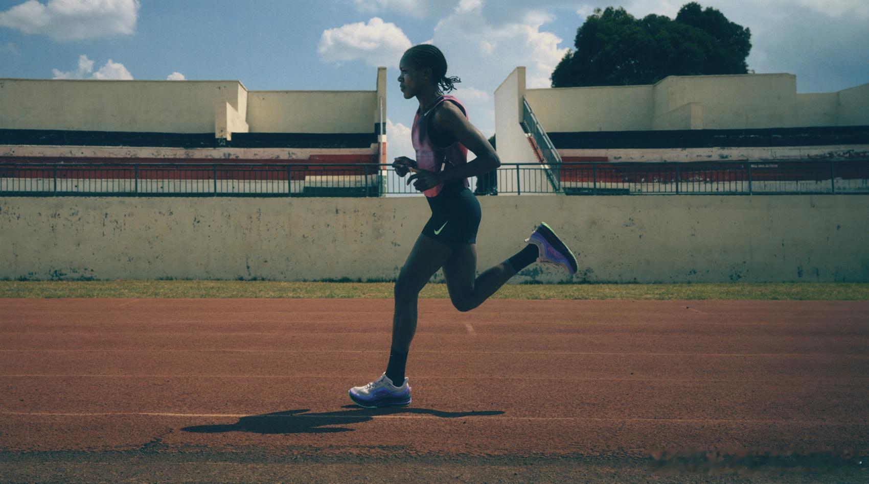 Nike 最新季报：总营收同比跌4%至112亿美元，大中华区将与亚太区合并#运动# 
大中华区本财季营收为 11.8亿美元，同比下降22%，按固定汇率计下降26%。
在发布财报的同时，耐克公司公布了 Pace 转型计划以调整公司运营模式，包含四大核心方向：
1、加快供应链现代化升级
2、重组为三大地理业务区域：全新 ​
