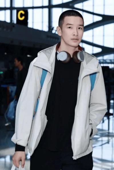 北极羽毛球公开赛悄悄打完了，双打拿了俩冠军，单打却全军覆没连四强都没摸到。
但明眼人都看得出来，这次国羽悄悄放出的信号，比赢球本身耐人寻味得多。
最扎眼的还是男单席位上坐着的是谌龙。
以前老面孔没来，换成他一个人站在场边指挥，明摆着教练组的风向要有大变动。
场上的队员态度也完全不一样了。