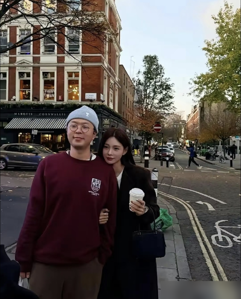 沈梦辰在节目里直接放话，想生女儿，又怕遗传杜海涛那双小眼睛。还补了一句，真长那样就送去当谐星。
这话搁别人嘴里像嫌弃，搁他俩身上，味儿全变了。网友翻出早年综艺，发现她不是第一次这么调侃，早些年就担心过杜老师基因太顽固。热搜底下全是玩梗的，说这孩子还没影儿，职业规划已经出来了。
敢把伴侣的短板拎到