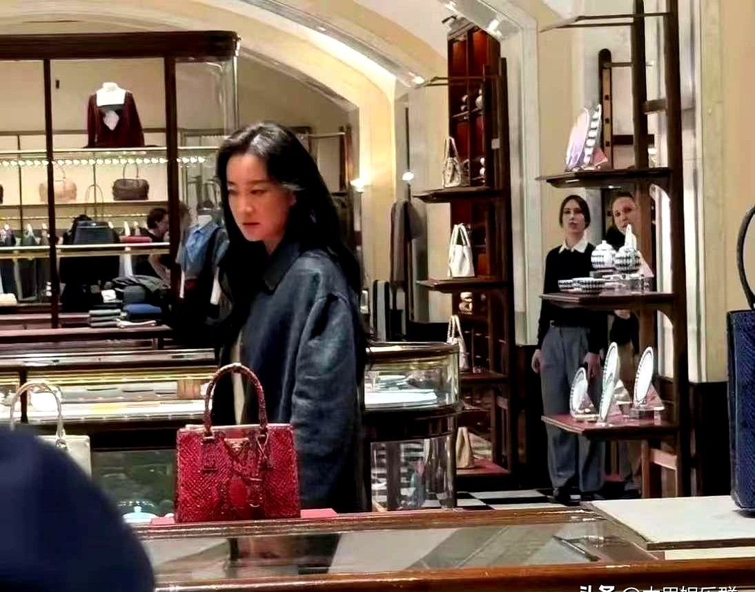 贾玲穿着Prada站在米兰秀场刷屏，评论区居然还有人吵着想看她变回胖子。

和马龙、许光汉同框让话题破亿，未修生图再抗打，也架不住有人念叨“没以前喜庆”。

以前在小品舞台靠自嘲逗人笑，现在的贾玲，《你好，李焕英》卖了五十多亿，为《热辣滚烫》实打实减掉100斤，早就凭导演本事站稳了。

褪层皮是为了