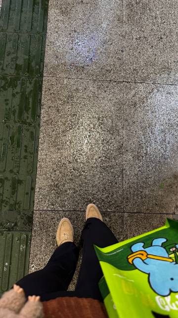 广州下雨在商场穿着麂皮老公背我去地铁站 全天河城最幸福的女人