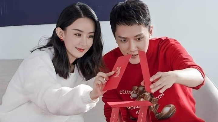 离婚后最好磕的一对冯绍峰默默偏爱赵丽颖细节全是温柔
 
娱乐圈最让人意难平的离异夫妻，大概就是赵丽颖和冯绍峰。两人早已官宣分开，互不捆绑、从不炒作同框，可细碎细节里，藏着旁人看不懂的深情。
 
赵丽颖今年停工休养大半年，久未高强度工作的她，复出出席活动状态依旧虚弱，肉眼可见疲惫。而冯绍峰近期动态