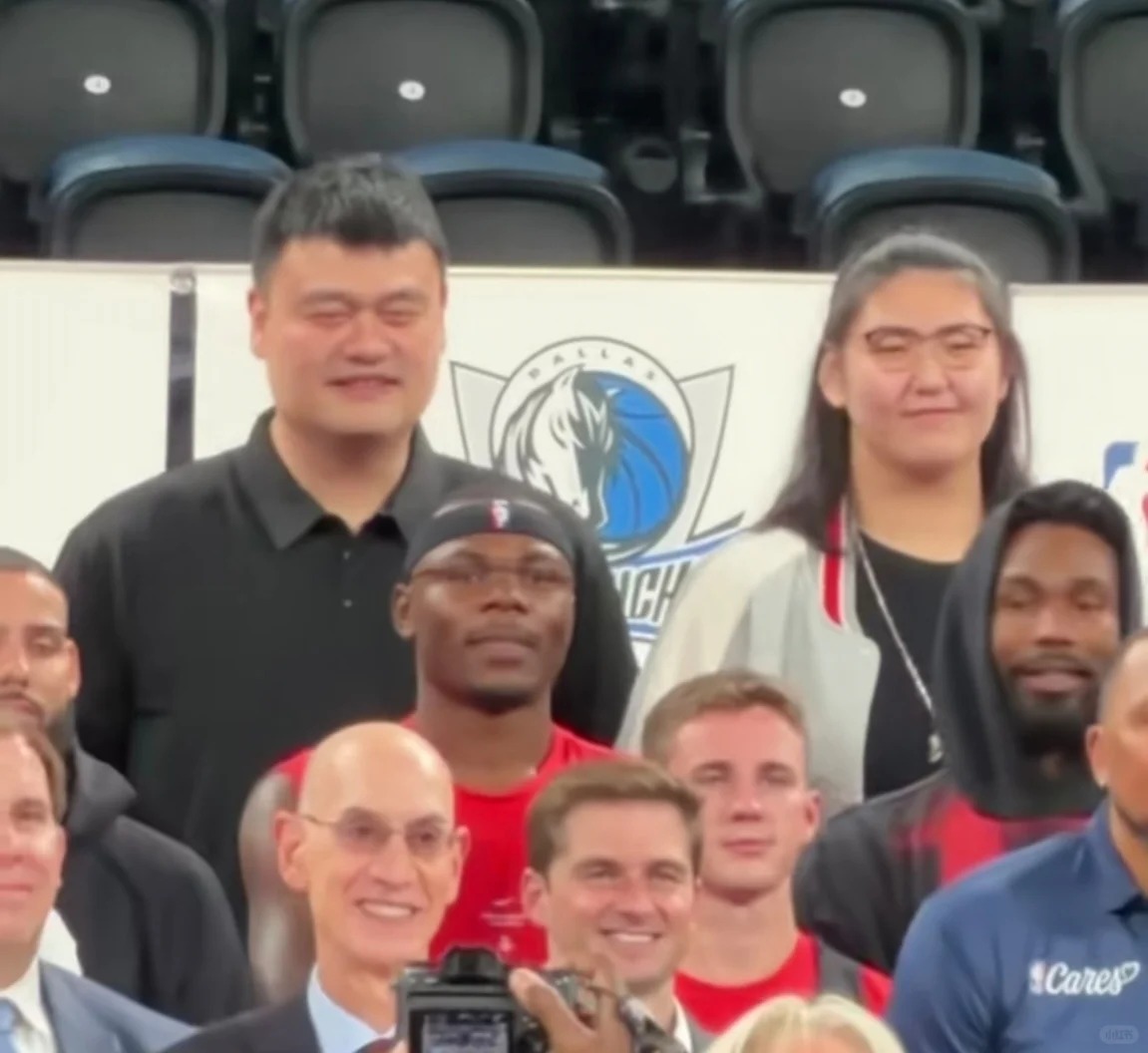 两个人并排站着，一般高。一个46岁，一个19岁。
10月8号，澳门，NBA中国赛，姚明跟中国女篮的张子宇同框了，还一起跟几位NBA的内线球员合了影。登记身高俩人都是2米26。网上为她到底多高吵过好几回，她自己说过： 差不多2米23。这下站一块儿了，到底谁更高，照片底下还是没吵出个结果来。
她今年19
