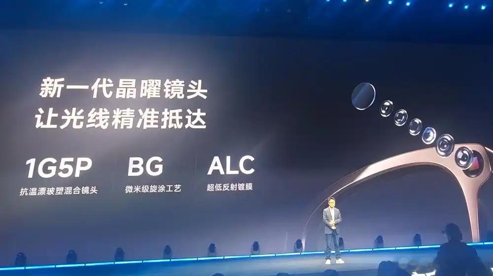 阿里千问近日发布N1、N1 Pro AI眼镜，标志着它在大模型硬件落地这件事上迈出重要一步。在此之前，千问的能力大多集中在App、网页端。

这次直接落地眼镜这种穿戴设备，目标是脱离手机，做到随时可用。两款产品分层清晰，N1偏向入门体验，N1 Pro堆了更多前沿传感器，眼动追踪、健康监测全都安排上。

想 ​