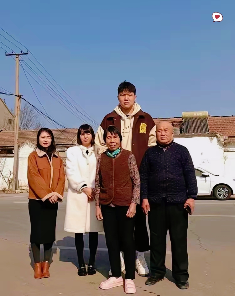 这张杨瀚森老家的全家福，能看出爷爷奶奶骨架高大，遗传基因十分强大。

这张照片在网上传开后，很多人第一眼就注意到两位老人挺拔的身形。杨家的高个子基因，早在祖辈身上就打下了底子，一辈一辈往下传。杨瀚森的父亲杨霖身高接近一米九七，年轻时就是淄博当地小有名气的业余篮球好手，母亲朱静身高也有一米八。两辈人的
