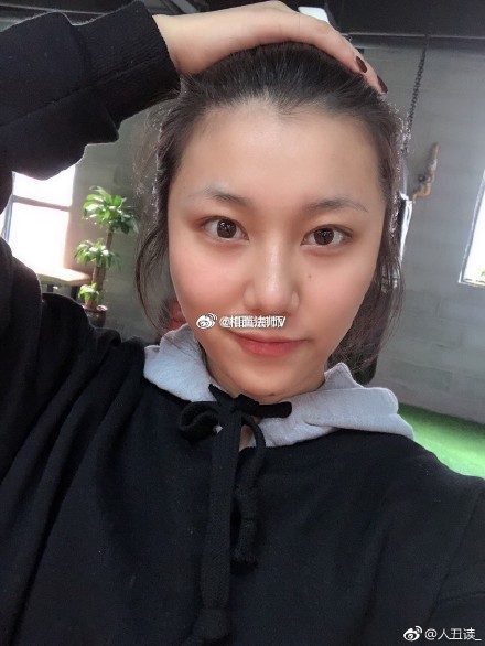 姑娘整体面相偏于女强人的特征，并且眼睛上扬，额头美人尖，个性方面较为急躁，而眉毛偏淡而短，个性都较为倔强，性格属于激情型的，比较以自我为中心，在事业方面有较强的上进心和目的行，而你鼻子鼻翼也较为丰隆，财运方面相应会得到不错的回报。但是在感情方面还是较为理性的，晚婚更适合你手相占卜 面相