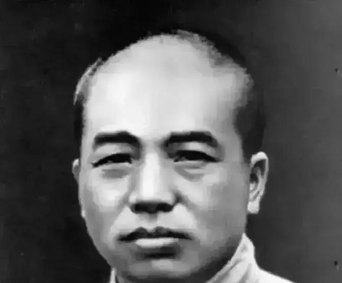 1974年，彭德怀去世时，临终想见朱德，他一次一次地向看守请求，可谁也不告诉朱德，后来朱德知道后大声痛哭：“你们为啥子不让我去看彭老总！”
朱德把桌上的文件推开，拿起电话，又放下。他扶着桌沿站了会儿，吩咐卫士备车，要去医院问个究竟。车子刚发动，秘书从楼里追出来，说遗体昨天已经火化了。
“骨灰呢？”
