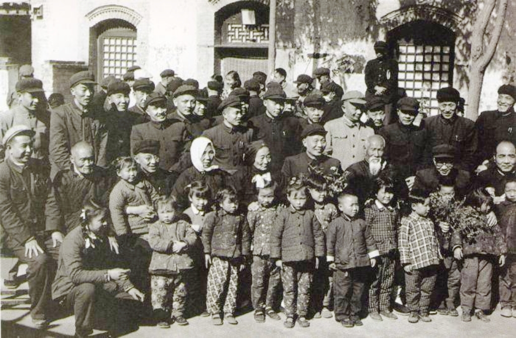 1958年10月，南京军事学院组织学员到河南新乡七里营村参观时和七里营村部分乡亲