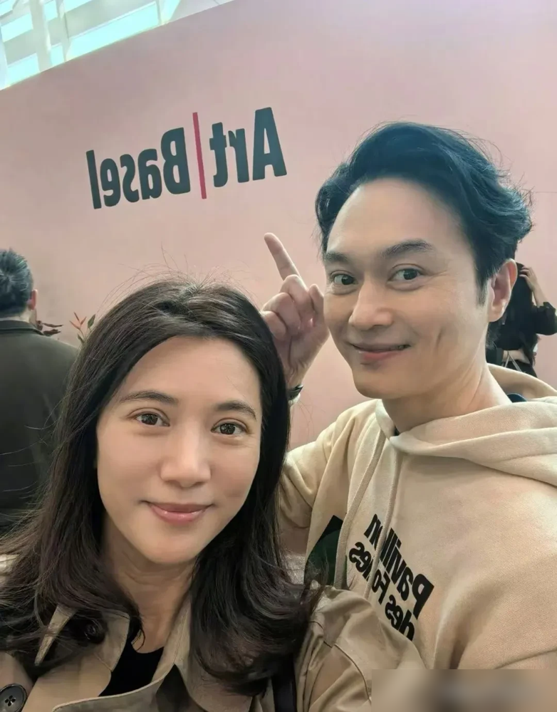 张智霖在节目里问律师：我老婆疯狂花我的钱，算犯法吗？律师笑了，说夫妻共同财产，她花得开心，你日子更好过。张智霖直接摇头：我快破产了。
袁咏仪爱买包，圈里出名。别人买包看款式，她买包看是不是稀有皮，专柜都要给她留货。张智霖一边吐槽，一边付钱，付了二十年。
后来袁咏仪突然宣布要理性消费，张智霖反而慌