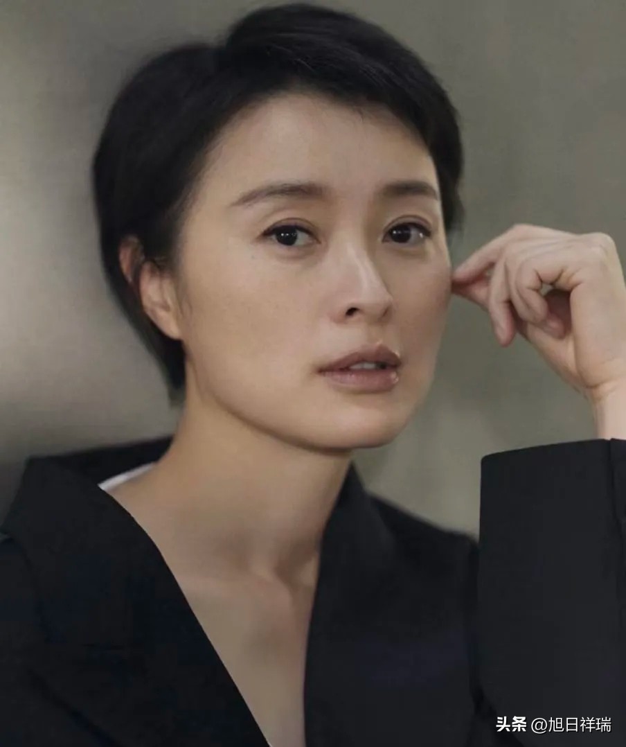 我觉得吴越是内娱最“体面”的明星！
她发现自己被AI换脸带货，她没让律师先起诉，而是自己站出来打假，一条半分钟假视频报价仅75元，相关产品近30天卖出50万。

半夜刷手机，刷到一张跟自己一模一样的脸在卖东西，换谁都得愣住。

近期的吴越就碰上了这种事，她没先让律师出面，也没等工作室发那种四平八稳的