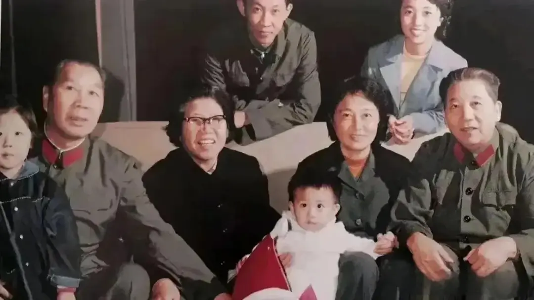 80年代秦基伟上将和杨成武上将的罕见合影