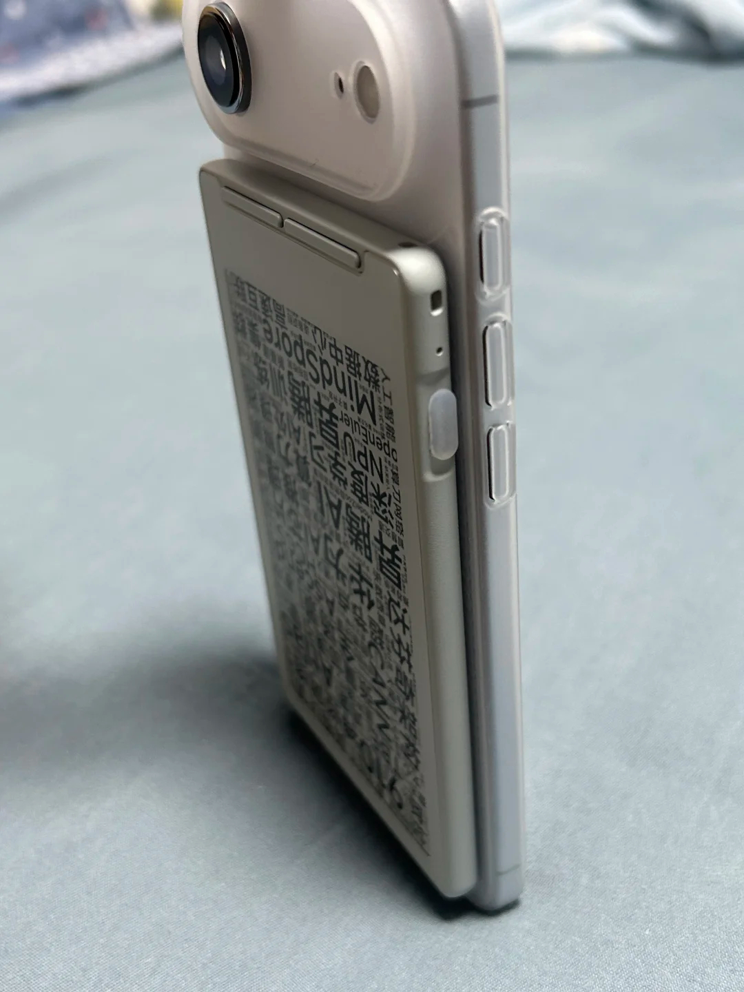 #iPhone配件哪些值得买贵的##我的iPhone配件清单#用了这么多年iPhone，配件踩坑无数，说说我的经验。

值得买贵的：
①充电器：原装或大牌，安全第一，杂牌真的会烧机
②磁吸支架：便宜的磁力弱，开车颠两下就掉，贵的确实稳
③充电宝：容量虚标、发热严重是常态，贵一点的靠谱

没必要买贵的：
①手机 ​