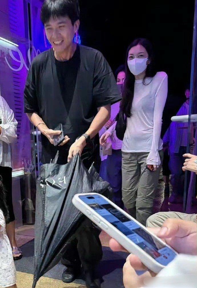 57岁王菲和女儿李嫣现身河北一间餐馆吃面，母女俩都戴着口罩，穿着白色上衣，身材都好瘦，气质非常好！ ​