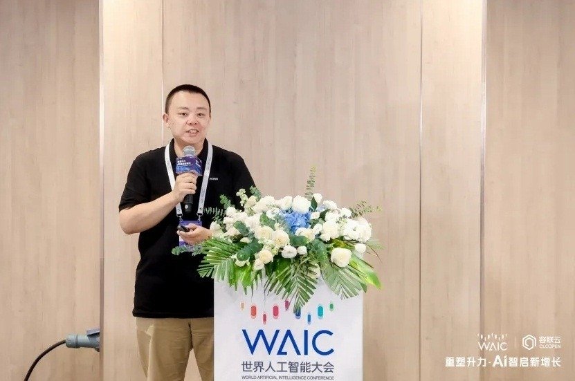 WAIC 2026在上海举行，智能体、国产算力集群、AI眼镜等'镇馆之宝'集中亮相，140多场论坛吸引全球目光。圈粉的不是炫技，而是AI开始从概念走向真实生产力。当科幻照进现实，谁都不愿错过这场技术盛宴。#2026世界人工智能大会何以圈粉##大卫实验室# ​