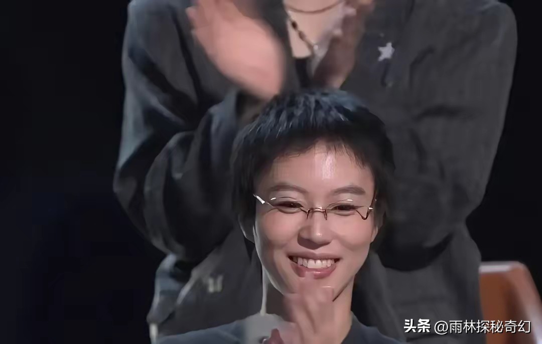 窦靖童手机屏裂三年不换，卡里钱能买半套北京二环房，她却说遗产要给同父异母的妹妹

窦靖童29岁了，手机屏幕裂了三年没换，卡里的钱却够买半套北京二环的房子。但她在综艺里轻描淡写说了一句：要是自己走得早，遗产先留给妹妹。

她爹是窦唯，妈是王菲。就凭这两个名字，全网等着看她“翻车”的人比等着看她出息的人