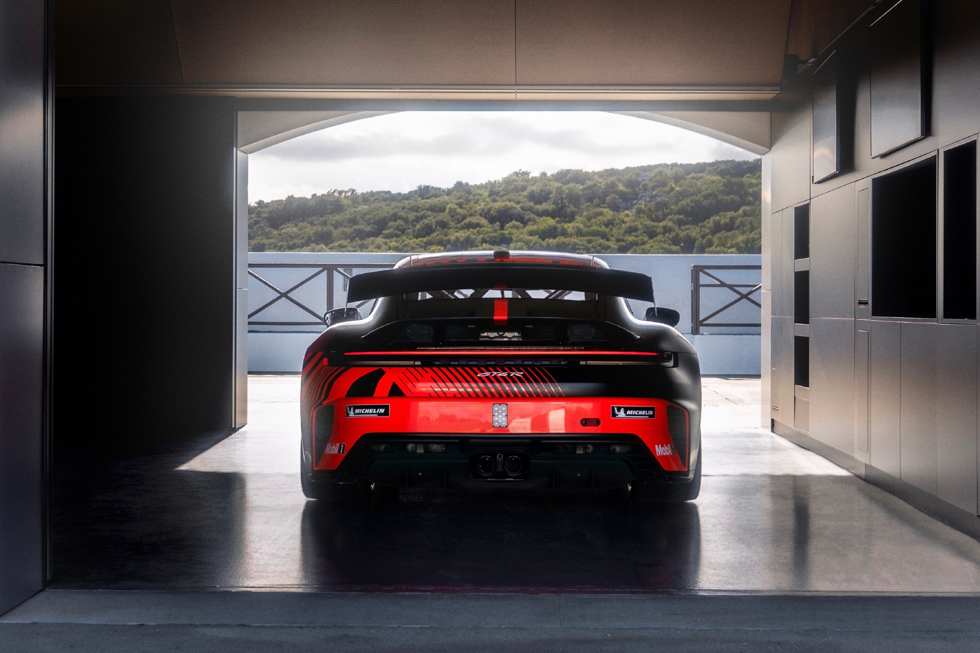 保时捷 911 GT4 R 全球首发首次将传奇 911 系列引入 GT...