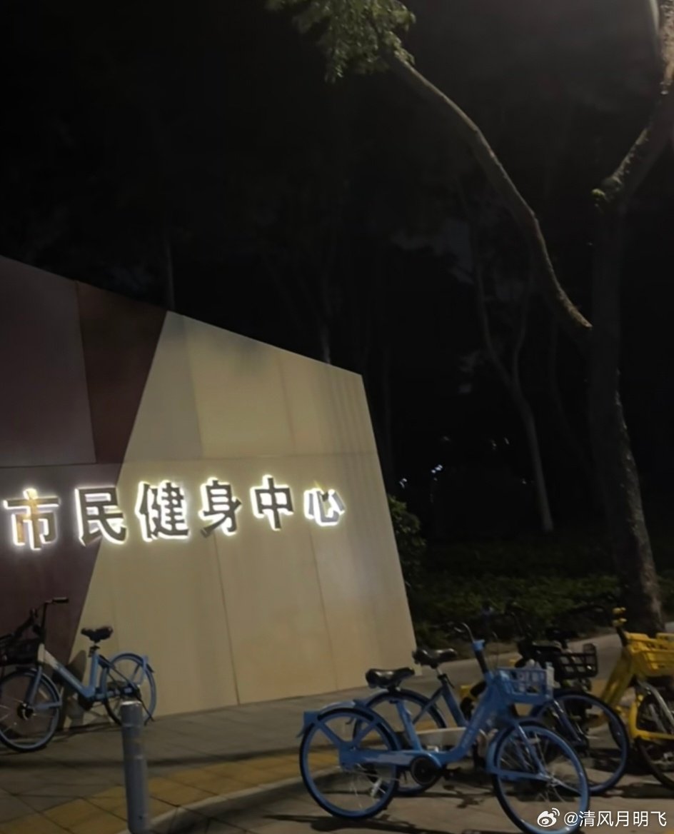运动让人起飞
武汉网球赛如火如荼，她也拿到了那个冠军！夜跑不能断，多巴胺，肾上腺素，跑起来，燃起来，随时待命，准备起飞！运动就是要让人舒爽的感觉，抛开一切，享受当下！#运动岚不住##2026武汉网球公开赛##岚图追光S# ​