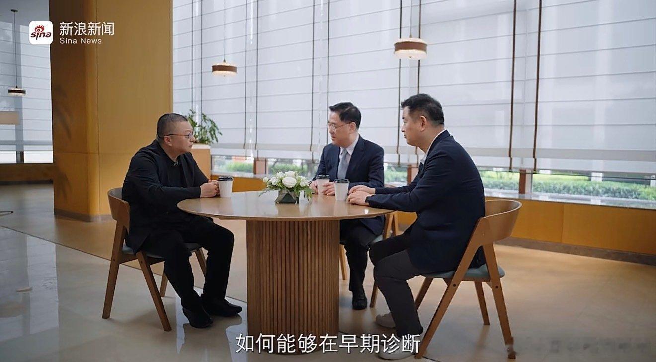 #华为让县医院用上AI#基层和大三甲最实际的差距，就是病理医生。县医院缺人，拿了切片没人敢拍板，患者只能往大城市跑，等报告等到心慌。AI把三甲的诊断经验“搬”到基层，医生心里有底，患者少折腾。技术就该这么用，往最缺的地方去。 ​