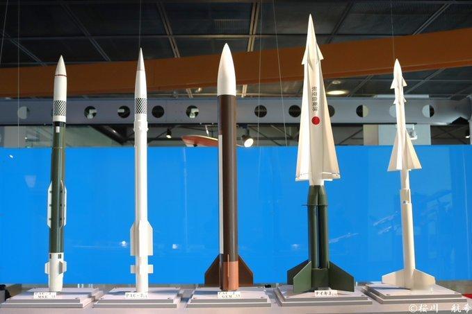 #每天认识一件兵器# 日本航空自卫队地对空导弹的发展变迁，越往左侧，所展示的导弹型号就越新。陈列于日本航空自卫队滨松宣传馆内的珍贵展品。从右到左的型号分别为：“奈基”AJ、“奈基”J、爱2、爱3、爱3MSE#烽火问鼎计划# ​
