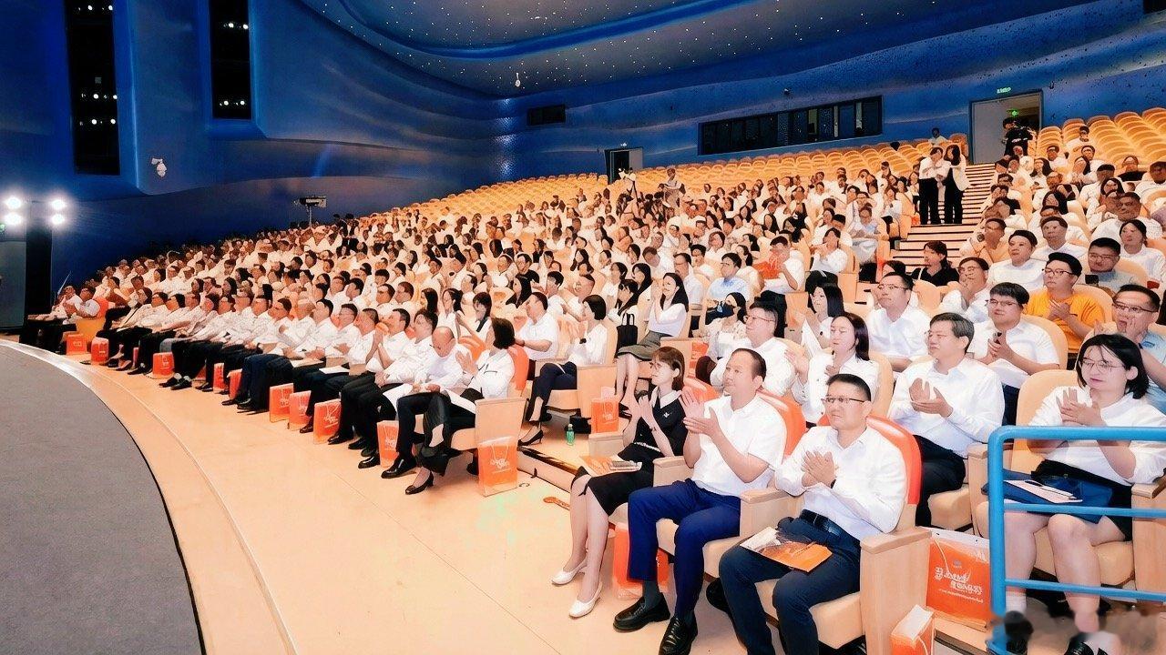6月5日，这场暖心活动在南沙少年宫举办，近500名各界代表齐聚现场。过...