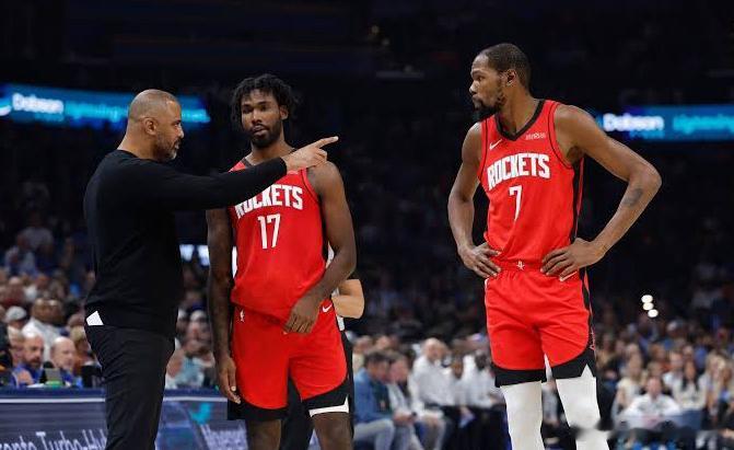 伊森冤啊，杜兰特被迫打37分钟！
NBA联盟办公室在赛后复核，将火箭对阵独行侠时，伊森的一次二级恶意犯规，降级为一级恶意犯规。
伊森比赛时吃的二级恶意很冤，因为他虽然动作凶狠，但没危及关键部位。揭幕战马刺对阵雷霆时，福克斯抱摔切特，看起来都比伊森这个犯规凶狠，但福克斯也没被罚出去啊！
不 ​