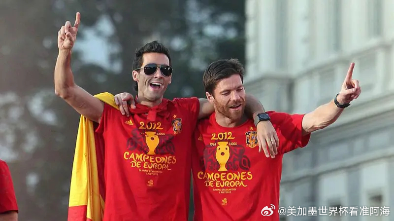 #足球# 北京时间明天凌晨，切尔西将在英超首轮比赛对阵同城对手富勒姆。值得一提的是，双方的主帅阿隆索和阿韦洛亚皆是皇马名宿，BBC的切尔西跟队记者Nizaar Kinsella则撰文描述了二人之间“特别的缘分”。

据报道，阿隆索和阿韦洛亚曾在效力西班牙国家队期间赢得2010年世界杯和两次欧洲杯冠军，并在 ​
