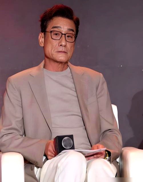 68岁的梁家辉前脚刚抹着眼泪举起第五座金像奖杯，后脚就把自己扔进新剧组接着拍打戏。

别人这个岁数早溜鸟下棋了，他非要亲自上阵磕高难度动作。演个外表斯文内里狠毒的反派，眼神一扫就能杀人。

颁奖台上他哭得像个小孩，连谢妻子44年包容。当年跌入谷底，他硬是咬牙去铜锣湾摆地摊，被路人指指点点也当听不见。