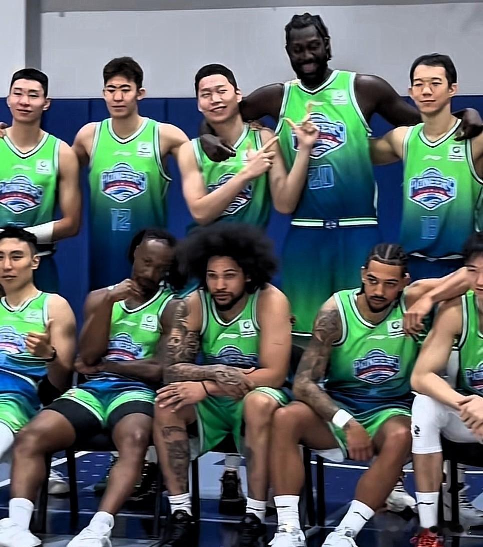 摆烂神器首秀：27分12助攻！

还记得上午说的天津男篮新外援戴申·尼克斯吗？就是那位在火箭时期被叫“摆烂神器”、休赛期北控试训后没要的前NBA后卫。昨天刚完成注册，今晚首秀，直接把质疑声按在地上摩擦。

客场对广州男篮，他首发出战34分钟，20投8中，三分7投3中，罚球10投8中，砍下27分6个篮