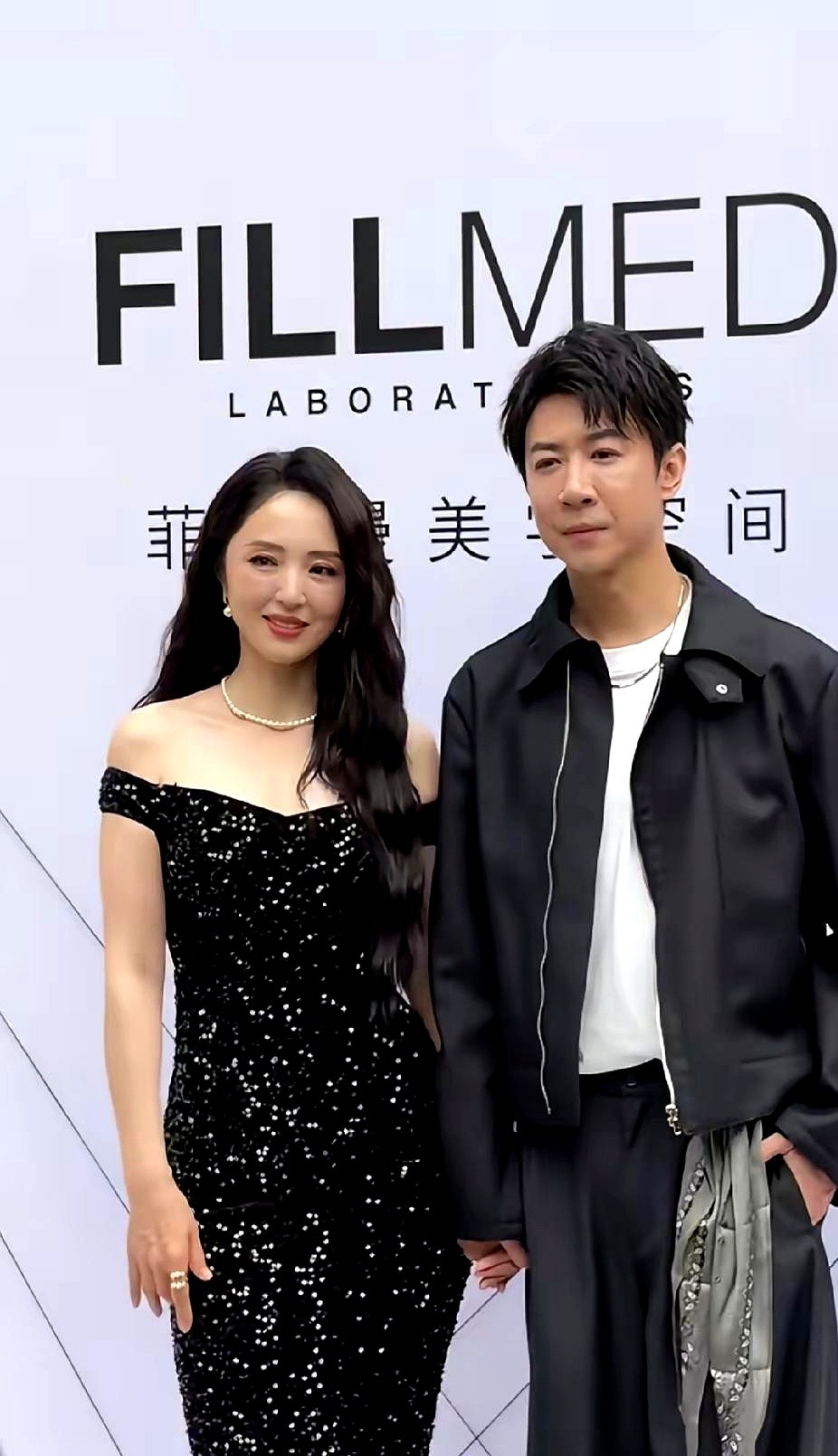 46岁的董璇带着小9岁的丈夫走红毯，镜头直接怼脸拍，评论区立马炸了。

有人盯着她嘴角的法令纹指指点点，说她脸上有了岁月的痕迹。可转过头，小9岁的张维伊满面红光，全程把妻子的手攥在手心里，两人的眼神黏在一起就没分开过。

到了这个年纪，腰身没走样，皮肤透着光，大大方方挽着喜欢的人，哪需要去迎合无暇的