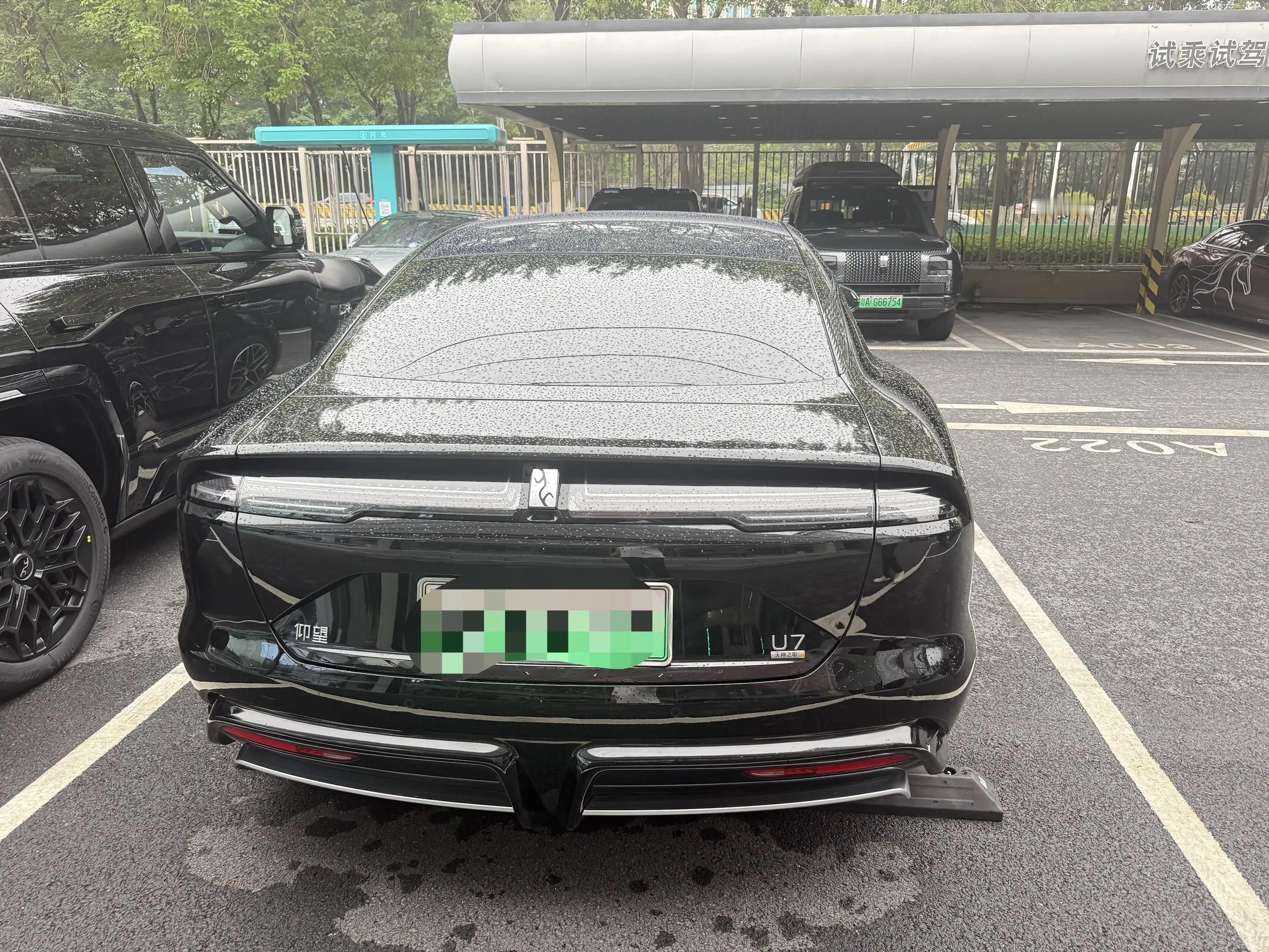 仰望U7试驾记：五米三的大车，空间够不够用，电耗高不高
这次到店试驾模拟了家庭用车，想让后排乘客也发表意见，于是向销售申请了一段包含快速路和商圈路况的路线。试驾的核心是空间表现和能耗水平，毕竟买这个尺寸的车，家用属性绕不开。
前排调好驾驶坐姿后，身高一米八的体验者头部还有一拳余量，横向空间宽裕。后排
