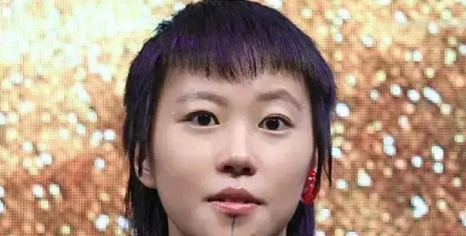 窦靖童跟同父异母的亲妹妹窦佳嫄，公开同框不到2次，但她连续3年陪同母异父的妹妹李嫣飞境外看演唱会。

亲妹妹窦佳嫄，两个人一个爹，愣是没怎么一起在镜头前站过。窦唯2023年接受采访，说大女儿跟他住过一阵，小女儿他管得少。亲姐俩私下几乎没交集。圈里人聊过，窦佳嫄在聚会碰到窦靖童，要么绕道走，要么硬着头