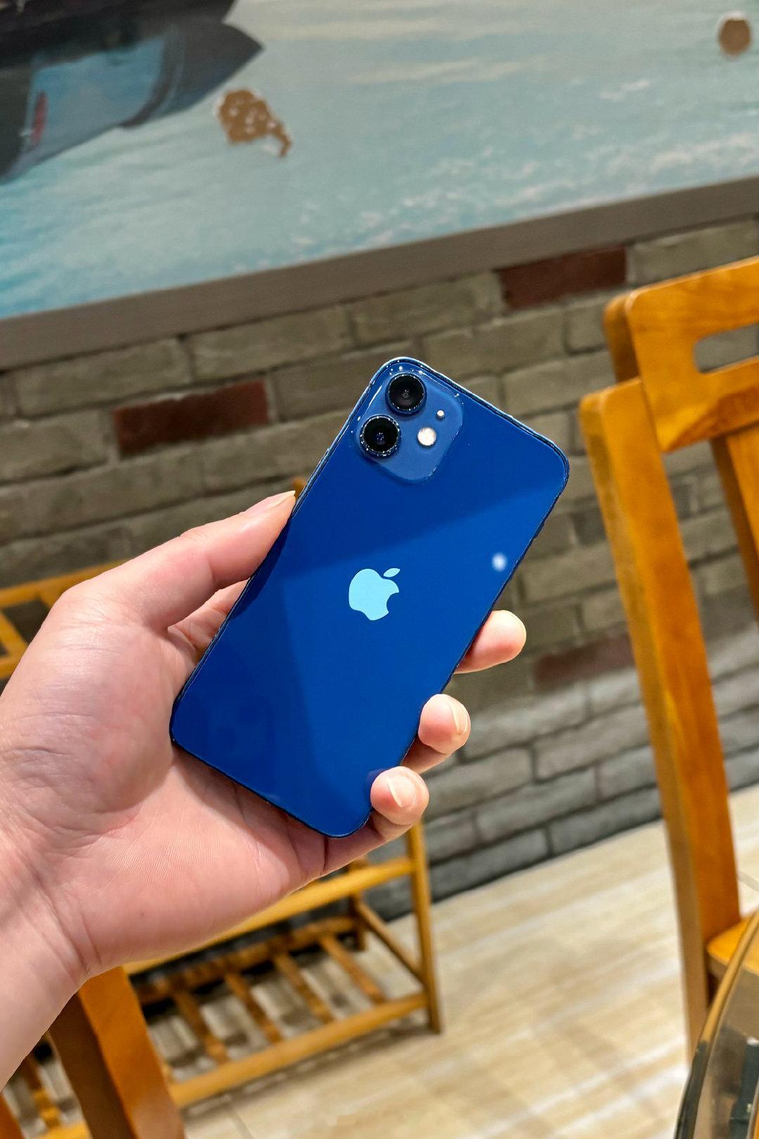 作为曾经的mini用户，如果iPhone18也便能推出一款mini，我一定买。因为我生活中需要单手操作手机的场景太多了，而且我特别喜欢轻便的手机，哪怕运动的时候放在口袋里也不会觉得累赘，苹果的mini产品线还会回归吗？大概率不可能了…… ​