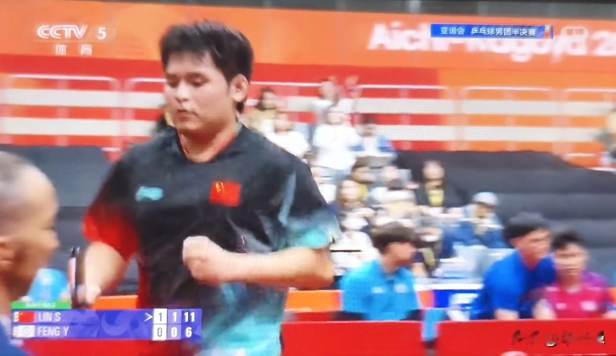 中国男子乒乓球队的林诗栋简直是脱胎换骨了！参加运动会男子乒乓球团体半决赛中国VS中国台北的比赛中，第二盘比赛，林诗栋VS冯翊新。林诗栋第二盘0:4落后的情况下连得10分，最后10:6拿下。第三局更是打出了11:1，干净利落地以3:0的比分战胜冯翊新。在看了这场比赛后，感觉林诗栋确实是脱胎换骨了！