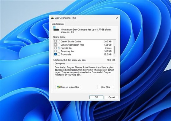 💻 Windows会偷偷保存你删掉的照片？其实没那么夸张！
最近网上有说法称：Windows会把用户删除的每张照片缩略图偷偷留在电脑里😨
这事确实有“真”的部分，但被放大了。
📂 Windows资源管理器本身就有缩略图缓存机制，可以在：
Windows+R → 输入 %LOCALAPPDATA%\Microsoft\Windows\Explorer
看到 thumbcache_32.db、thumbcache_256.db、thumbcache_1024.db 等文件。
它们主要是为了让你下次打开文件夹时更快显示图片预览⚡
但重点来了👇
❌ 并不是你创建或复制一张照片，Windows就一定会缓存它 ❌ 如果资源管理器从没显示过这张照片的缩略图，缓存里大概率没有 ❌ 缩略图也不是原图，更不会永久保存
微软资深开发者Raymond Chen早在2016年就解释过：只有资源管理器或其他使用该缓存机制的程序请求过缩略图，才可能产生缓存。
而且即使照片被删除，缓存里的缩略图也不会自动...