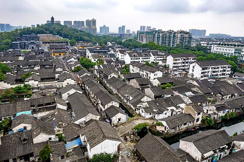 绍兴这波跌得人心里发毛。
柯桥越城一个月就从1.4万滑到1.3万，上虞诸暨也跟着