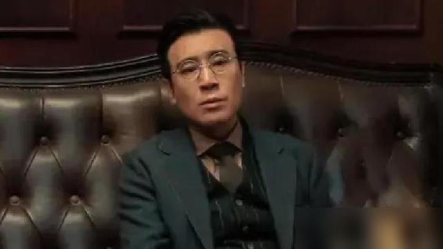 李雪健说于和伟“骨子里坏得很”，这话搁别人身上是骂人，搁他身上是夸。
当年《历史的天空》里，于和伟演万古碑，坏得让人牙痒。最绝的是坟前唱歌那场戏，他自己设计的，唱着唱着眼泪就下来了。不是那种穷凶极恶的坏，是坏得理直气壮，坏得自己都信了。
别人演反派，靠瞪眼嘶吼。他演反派，靠的是那股子“我没错”的