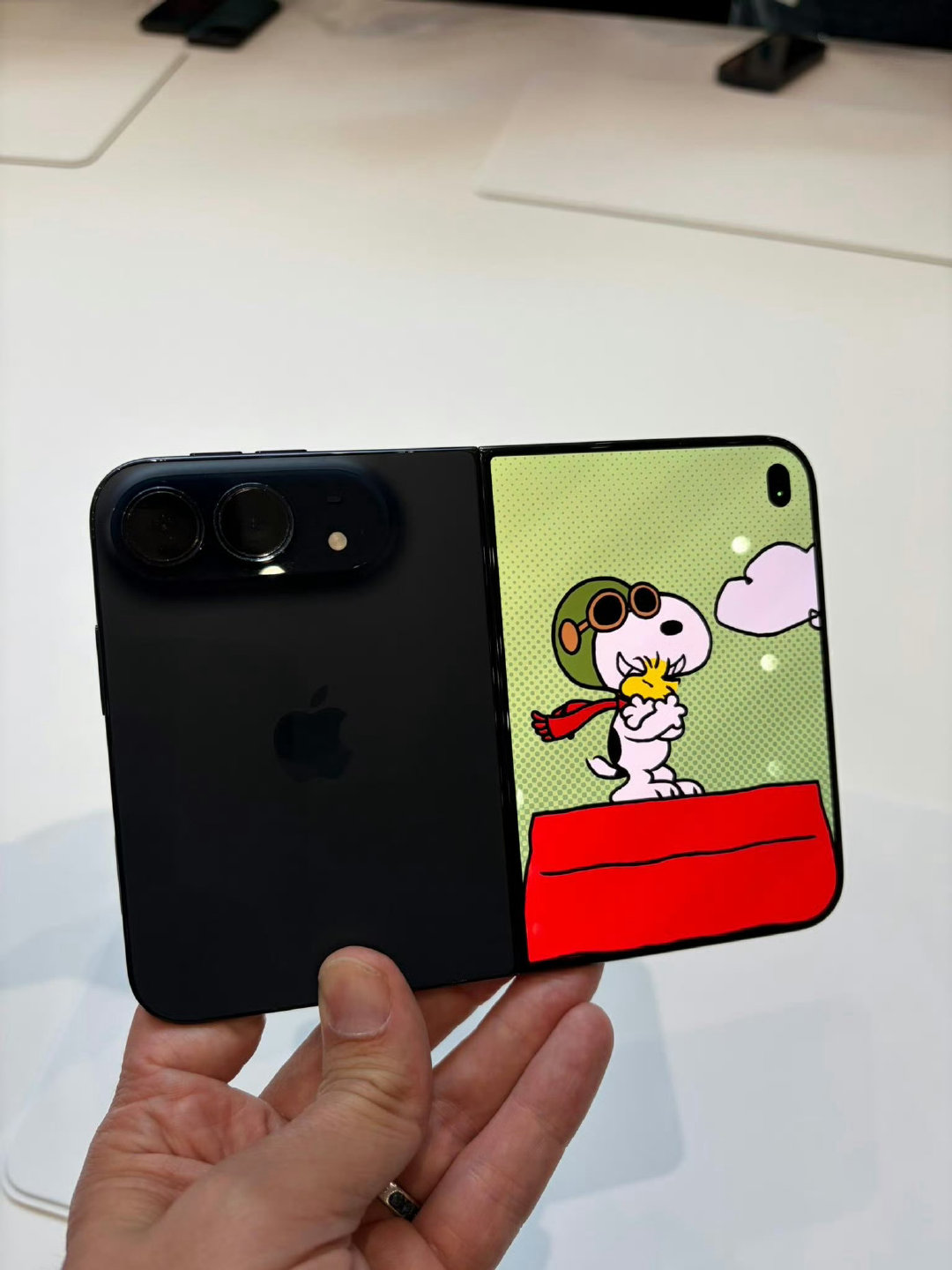 iPhoneDuo FaceID没有，是我不买的最主要原因，我估计两年后的iPhone Duo会重新上FaceID。目前解决不了FaceID小型化+屏下，两年的时间应该可以解决，到时我再买！ ​