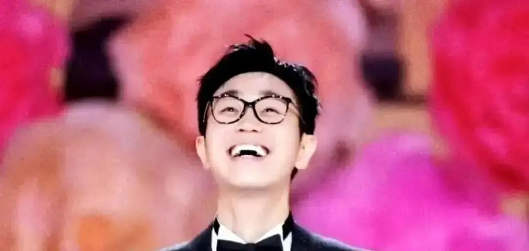 一部电影的票房是7亿，成本是3亿。按老规矩算账，片方不仅不赚钱，还倒亏1亿。
你听着是不是觉得荒谬？
对，王中磊也是这么想的。所以他在华谊的业绩会上公开批评大鹏，说大鹏像好莱坞一样烧钱，让投资人蒙受损失。
这话说得多理直气壮。
但他没想到，大鹏不是靠“老规矩”活的人。大鹏拉了50个品牌做跨界联名，靠