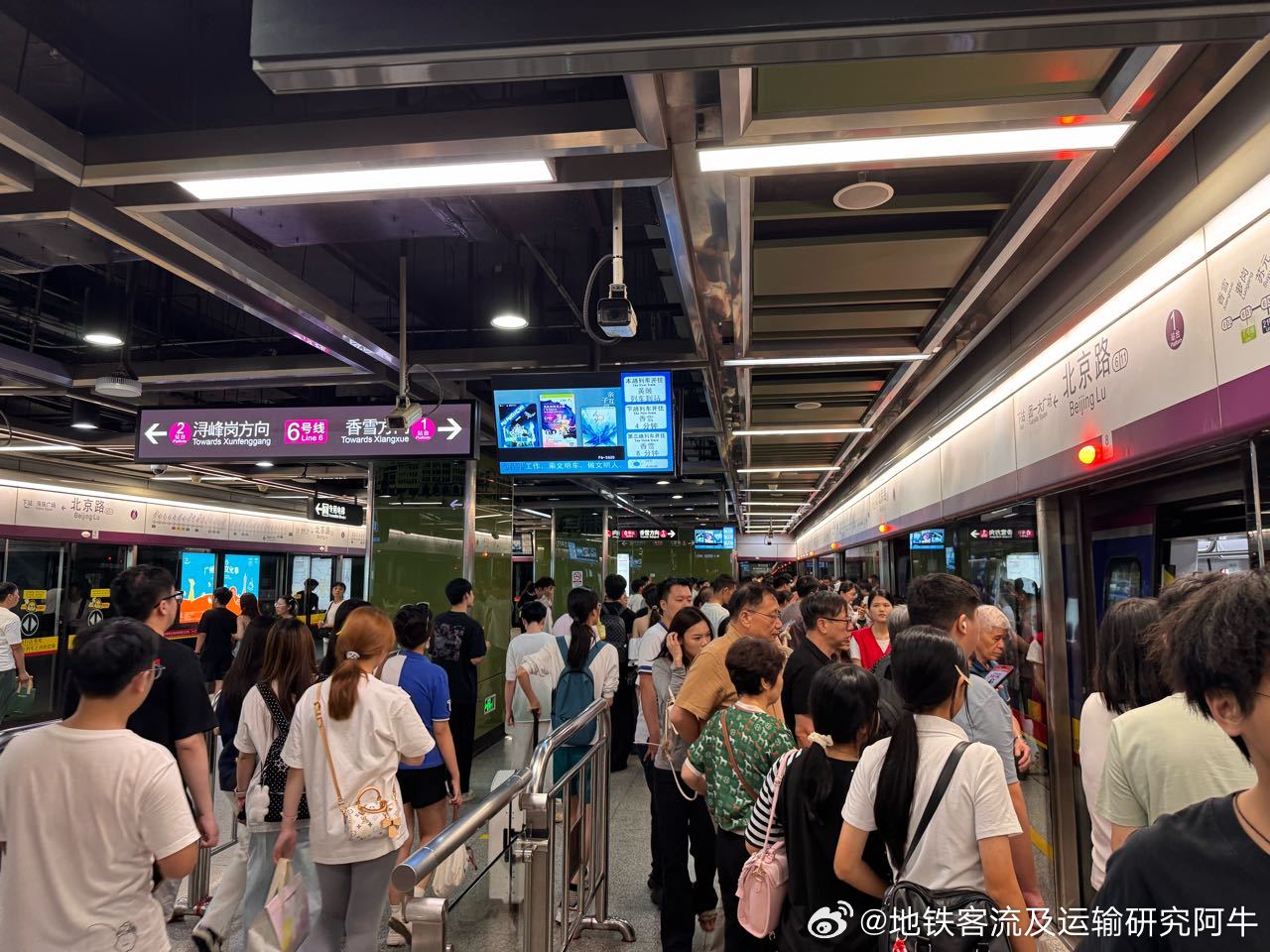 2026年5月30日（周六）广州地铁晚间客流画面投稿。图1为21:2...