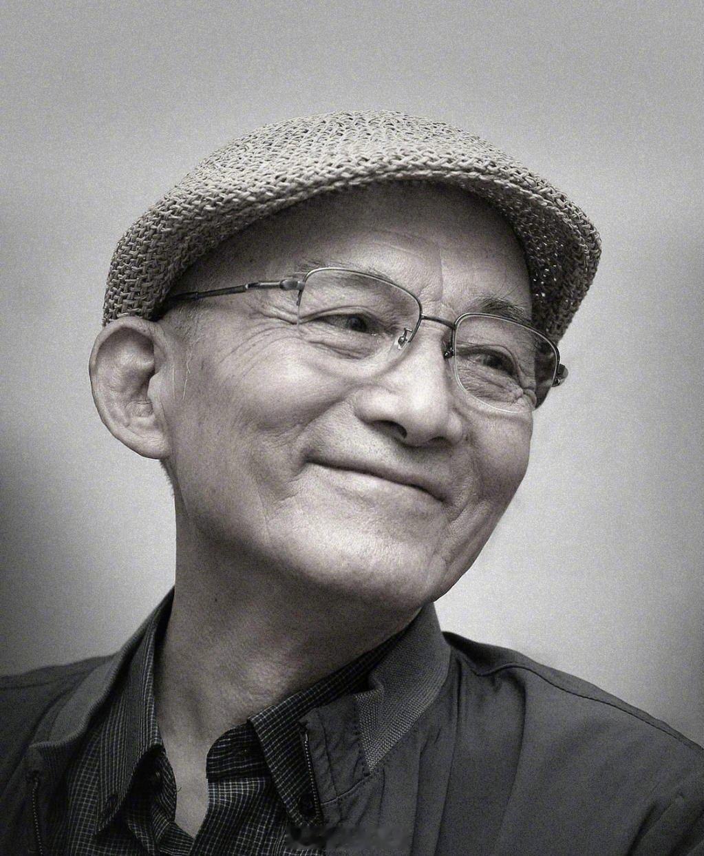 #游本昌去年还说要拍济公短剧#今天因病在北京去世，享年93岁，他在去年9月曾宣布筹拍短剧并计划用数字人技术还原年轻济公，而这一计划如今成为了永远的遗憾。 ​