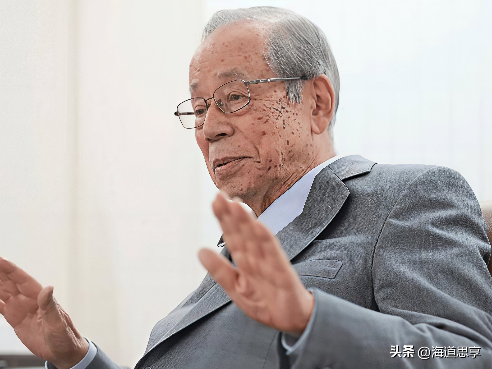 一个日本前首相，因为在南京鞠了一躬，回国后被自己人骂成“国贼”。

福田康夫走了，90岁。他任首相只有一年，却签下了中日第四份政治文件。但中国人记住他，是因为2018年那一次“绕道”。在上海开完会，他专程去南京，在纪念馆里待了一个多小时，献花圈，题词“和平东亚”。

他说过一句话，很重：“历史无法磨