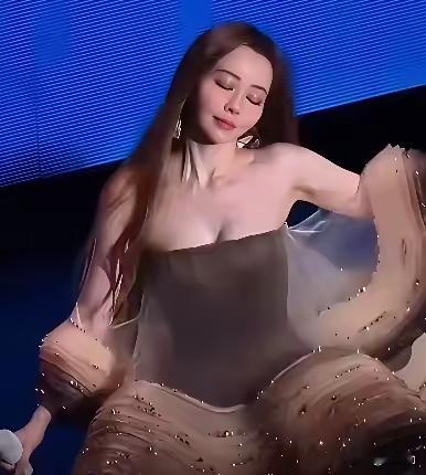 爆红20年的张靓颖，为什么没人愿意娶她？真相很现实！

哎我跟你说个娱乐圈的唏嘘事——张靓颖啊，唱 《画心》 《如果这就是爱情》那个，火了快二十年了吧，嗓子没得挑，钱也挣够了，天后级别的人物。

可你翻翻她感情线，是不是越看越憋屈？两段掏心掏肺的感情，一段都没走进婚礼现场。外人就纳闷了：这条件，要脸