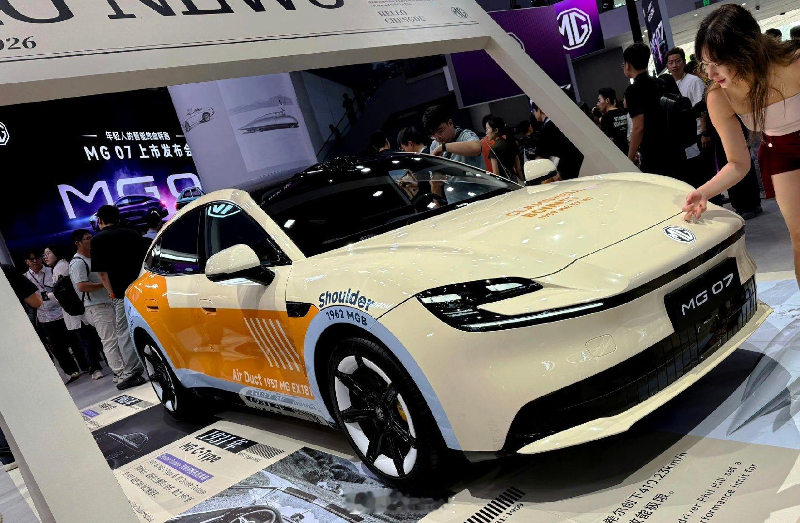 #mg07上市降2万# 成都车展MG07正式上市，直接比预售价降了两万，起步才10.59万，属实够猛。
十几万就能拿到带激光雷达的高阶辅助驾驶，跑高速、市区开车都更省心。高配版本续航能跑八百多公里，充电还特别快，加速也很给力，用的还是大品牌电池。要知道以前这种续航和智驾配置，大多都要二十万往上。上汽还放话说要做纯电轿跑第一名。价格往下砍，配置一点没缩水，这波诚意我觉得是有的，年轻人的第一台纯血轿跑冲不冲？#2026成都车展##大v聊车#