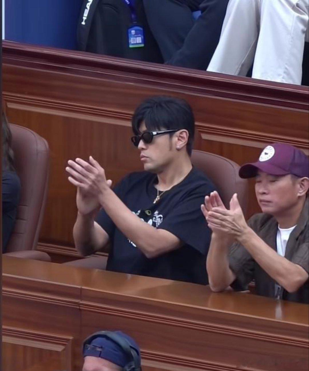 #周杰伦被介绍为中国著名歌手#

上海劳力士大师赛现场，周杰伦携昆凌到场观赛。赛事主持人当众介绍：这是中国著名歌手周杰伦。
听到介绍，周杰伦摘下墨镜挥手致意，坦然接受这个称呼，后续直接把这段现场视频转发到自己外网社交账号，配文“著名中國歌手”，没有多余长篇表态，行动胜过言语。
 无需慷 ​