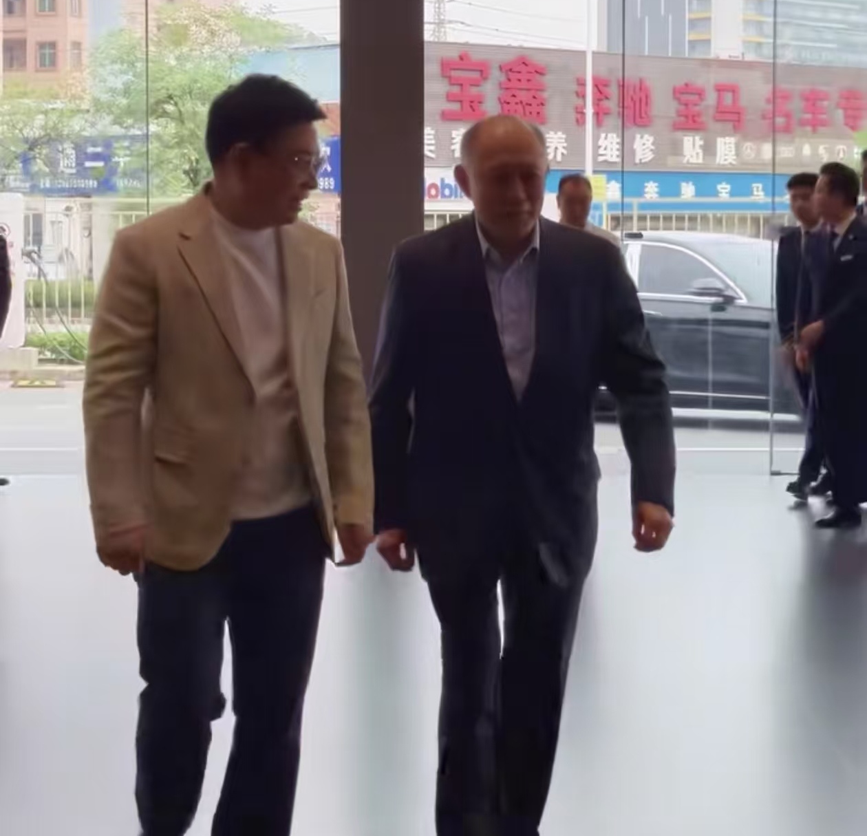 香港霍震寰买了一辆尊界V800，是余承东亲自接待交付的。

霍震寰你可能不认识，但霍启刚总该知道吧？他就是霍启刚的二叔，霍英东集团的行政总裁。

我很好奇，像霍先生这种级别的商业大佬，出行需求无非就是商务接待、私密会谈、路上办公。

那按理说，他买那种后排能躺平、自带小桌板、能喝茶、能办公、能会客的